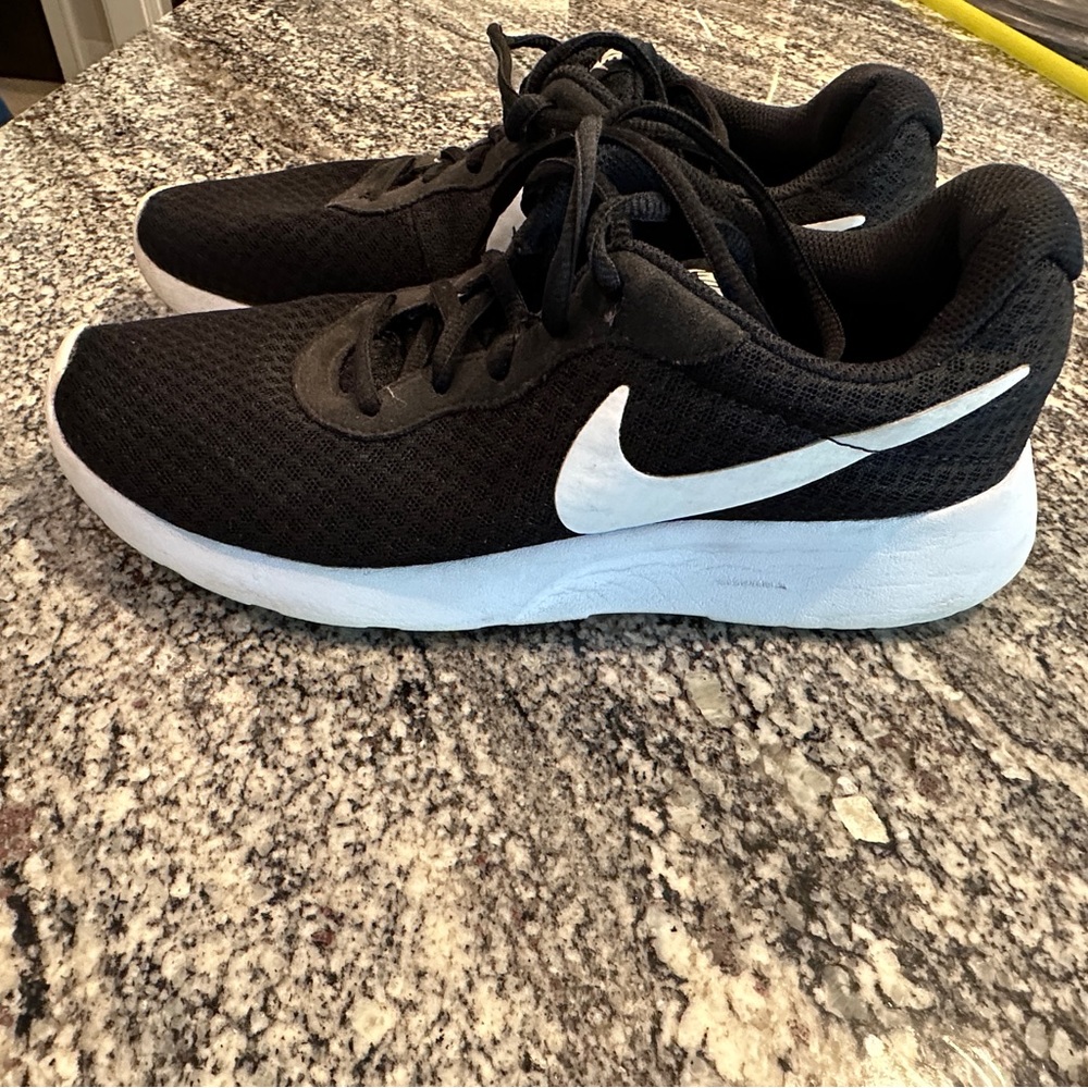 Nike Tennis Shoes 8.5
